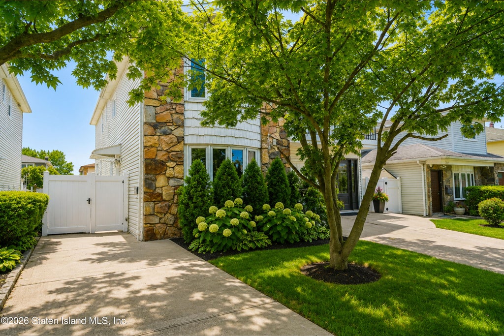Photo of 750 Klondike Avenue, Staten Island, NY 10314 (MLS # 2602780)