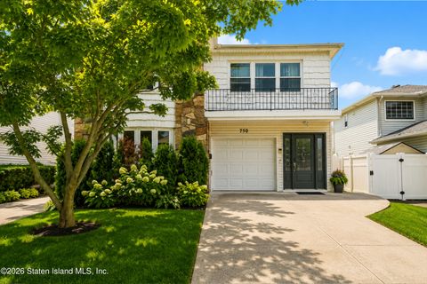 Photo of 750 Klondike Avenue, Staten Island, NY 10314 (MLS # 2602780)