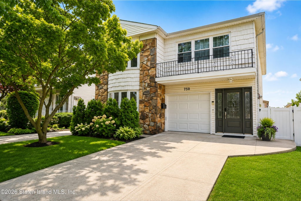 Photo of 750 Klondike Avenue, Staten Island, NY 10314 (MLS # 2602780)