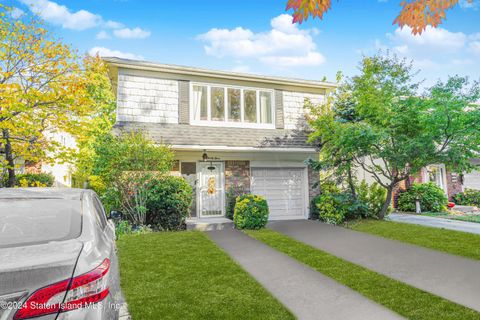 Photo of 23 Hank Place, Staten Island, NY 10309 (MLS # 2405933)