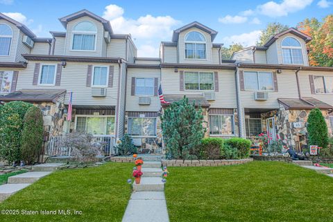Photo of 41 Croft Court, Staten Island, NY 10306 (MLS # 2505945)