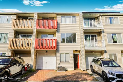 Photo of 14 Alexsandra Court, Staten Island, NY 10312 (MLS # 2505504)