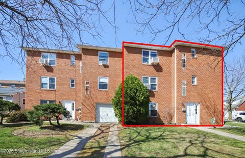 Photo of 545 North Railroad Avenue, Staten Island, NY 10304 (MLS # 2503166)