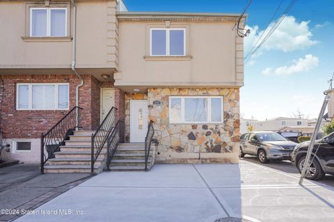 Photo of 52 Abingdon Court, Staten Island, NY 10308 (MLS # 2406539)