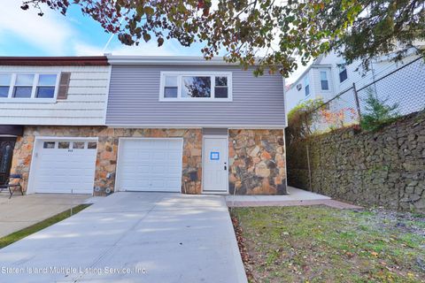 Photo of 411 Ridgewood Avenue, Staten Island, NY 10312 (MLS # 1164731)