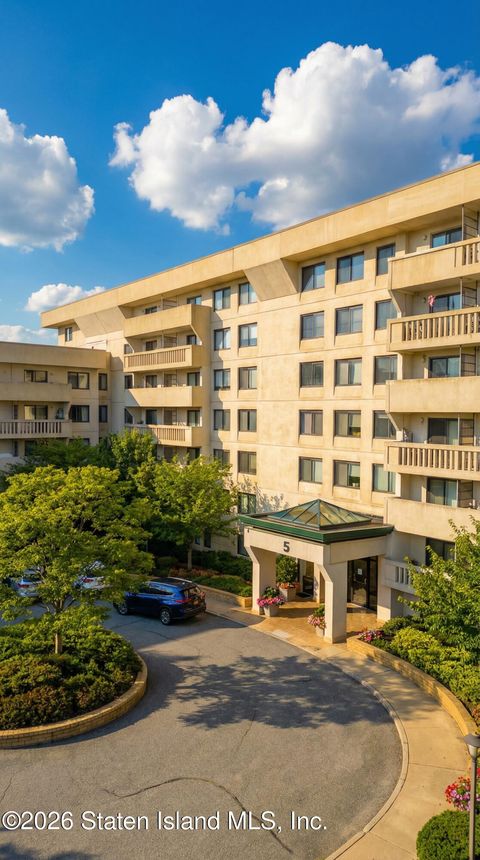 Photo of 5 Windham Loop Loop #4-M, Staten Island, NY 10314 (MLS # 2601136)