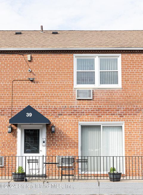 Photo of 39 Vera Street #D, Staten Island, NY 10305 (MLS # 2404133)