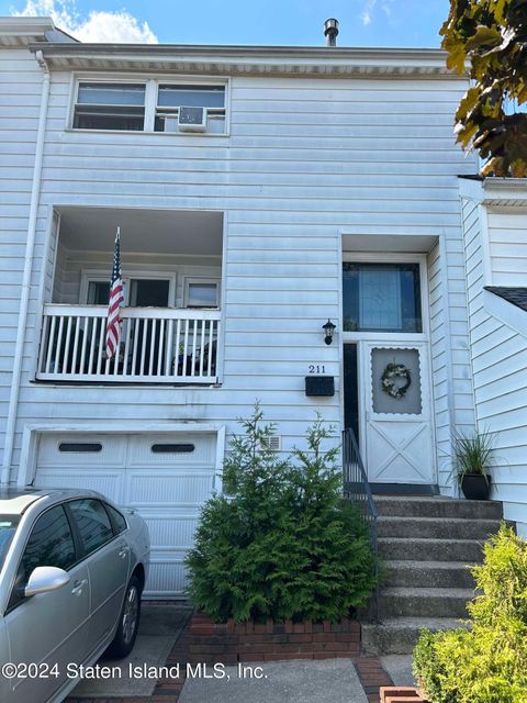 Photo of 211 Dover Green Grn, Staten Island, NY 10312 (MLS # 2404615)