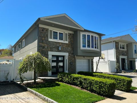 Photo of 38 Sleepy Hollow Road, Staten Island, NY 10314 (MLS # 2402400)