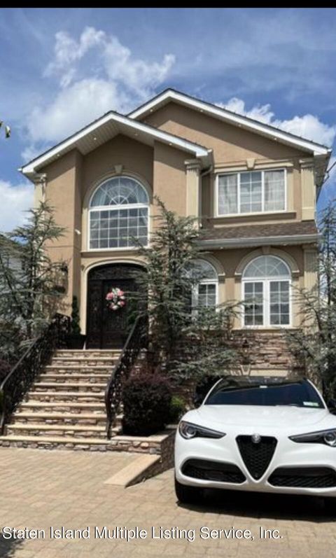 Photo of 66 Churchill Avenue, Staten Island, NY 10309 (MLS # 2400351)