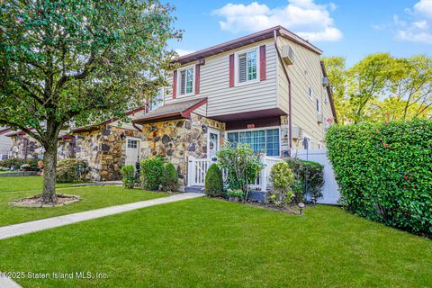 Photo of 15 Fuller Court #A, Staten Island, NY 10306 (MLS # 2506055)