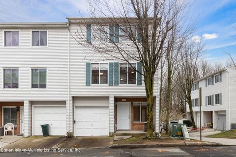 Photo of 128 Ilyssa Way, Staten Island, NY 10312 (MLS # 1160706)