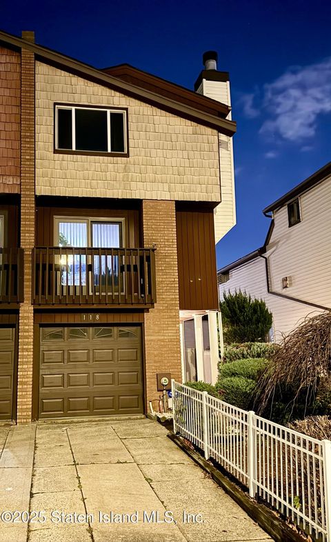 Photo of 118 Mcveigh Avenue, Staten Island, NY 10314 (MLS # 2506853)