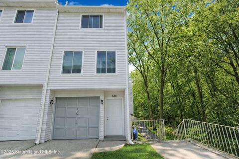 Photo of 526 Ilyssa Way, Staten Island, NY 10312 (MLS # 2601641)