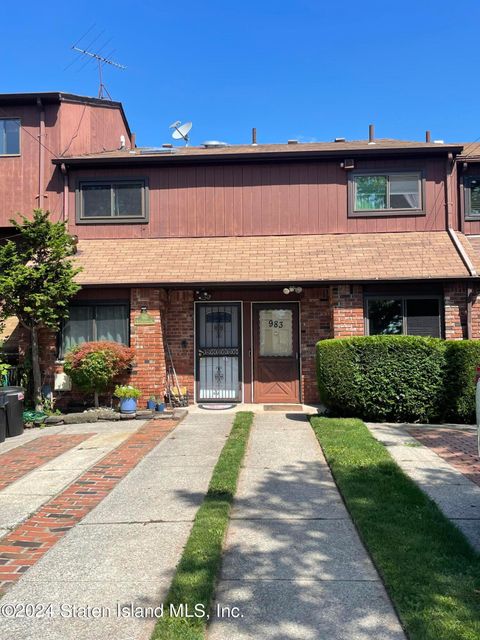 Photo of 983 W Fingerboard Road, Staten Island, NY 10304 (MLS # 2405153)