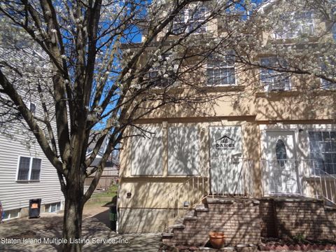 Photo of 33 Rumpler Court, Staten Island, NY 10302 (MLS # 1161112)