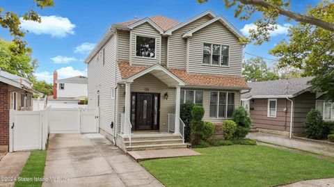 Photo of 135 Penn Avenue, Staten Island, NY 10306 (MLS # 2405085)