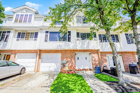 Photo of 27 Spruce Lane, Staten Island, NY 10309 (MLS # 2404617)