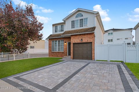 Photo of 122 Clay Pit Road, Staten Island, NY 10309 (MLS # 2506835)