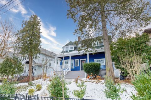 Photo of 226 Castleton Avenue, Staten Island, NY 10301 (MLS # 2600070)