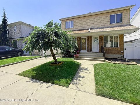 Photo of 260 Woehrle Avenue, Staten Island, NY 10312 (MLS # 2504591)