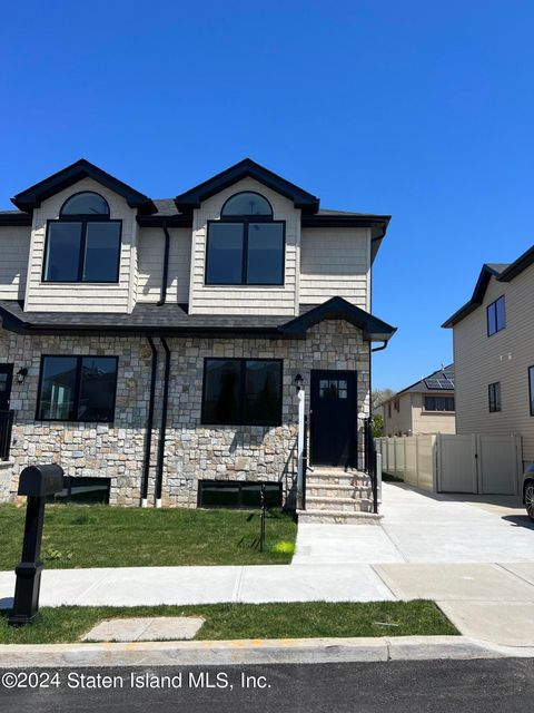 Single Family Residence in Staten Island NY 40 Greenway Avenue.jpg