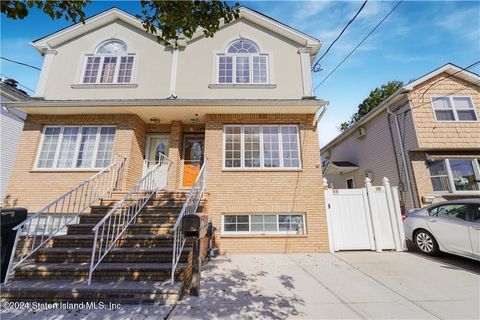 Photo of 137 Hett Avenue, Staten Island, NY 10314 (MLS # 2404740)