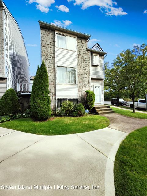 Photo of 951 Goethals Road N, Staten Island, NY 10303 (MLS # 1164653)