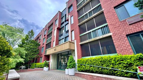 Photo of 41 Wellington Court #3f, Staten Island, NY 10314 (MLS # 2402447)