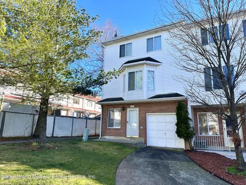 Photo of 151 Aspen Knolls Way, Staten Island, NY 10312 (MLS # 2401307)
