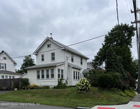 Photo of 2111 Victory Boulevard, Staten Island, NY 10314 (MLS # 2504483)