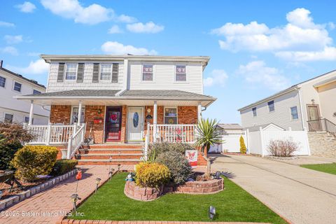 Photo of 35 Dierauf Street St, Staten Island, NY 10312 (MLS # 2500823)
