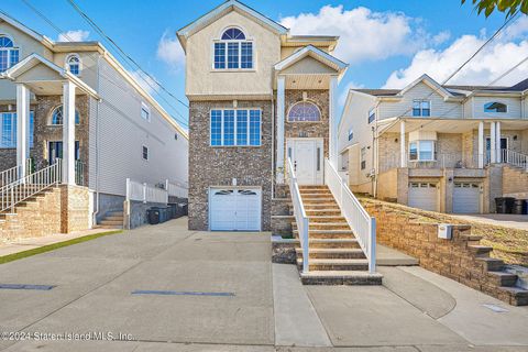 Photo of 68 Craig Avenue, Staten Island, NY 10307 (MLS # 2405884)