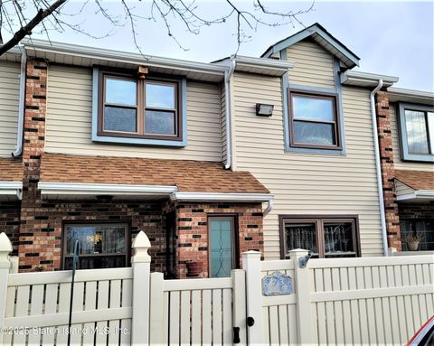 Photo of 73 Gina Court, Staten Island, NY 10314 (MLS # 2500830)