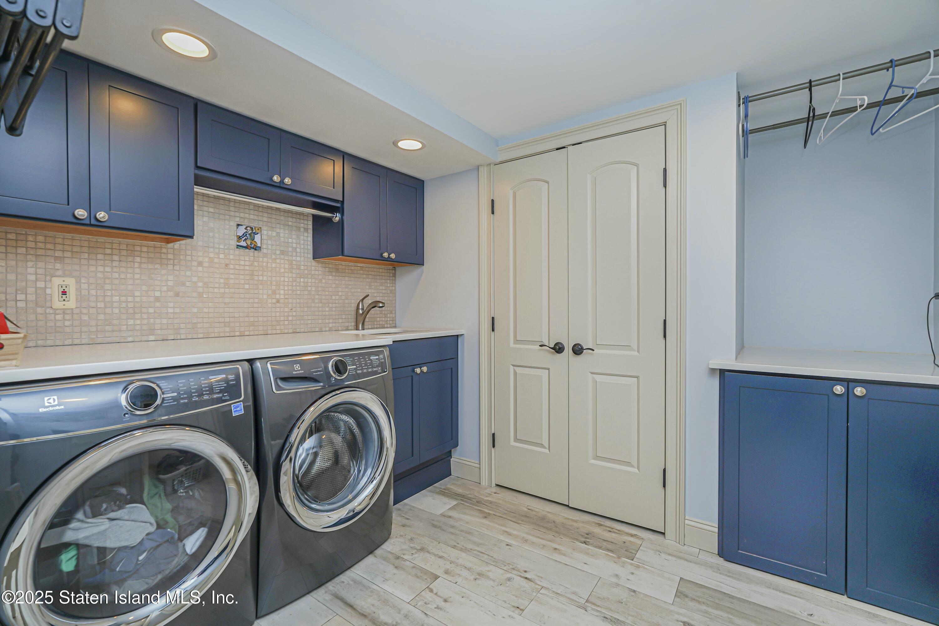 Staten Island, New York 10304, United States, 3 Bedrooms Bedrooms, ,3 BathroomsBathrooms,Residential,Pending,15294