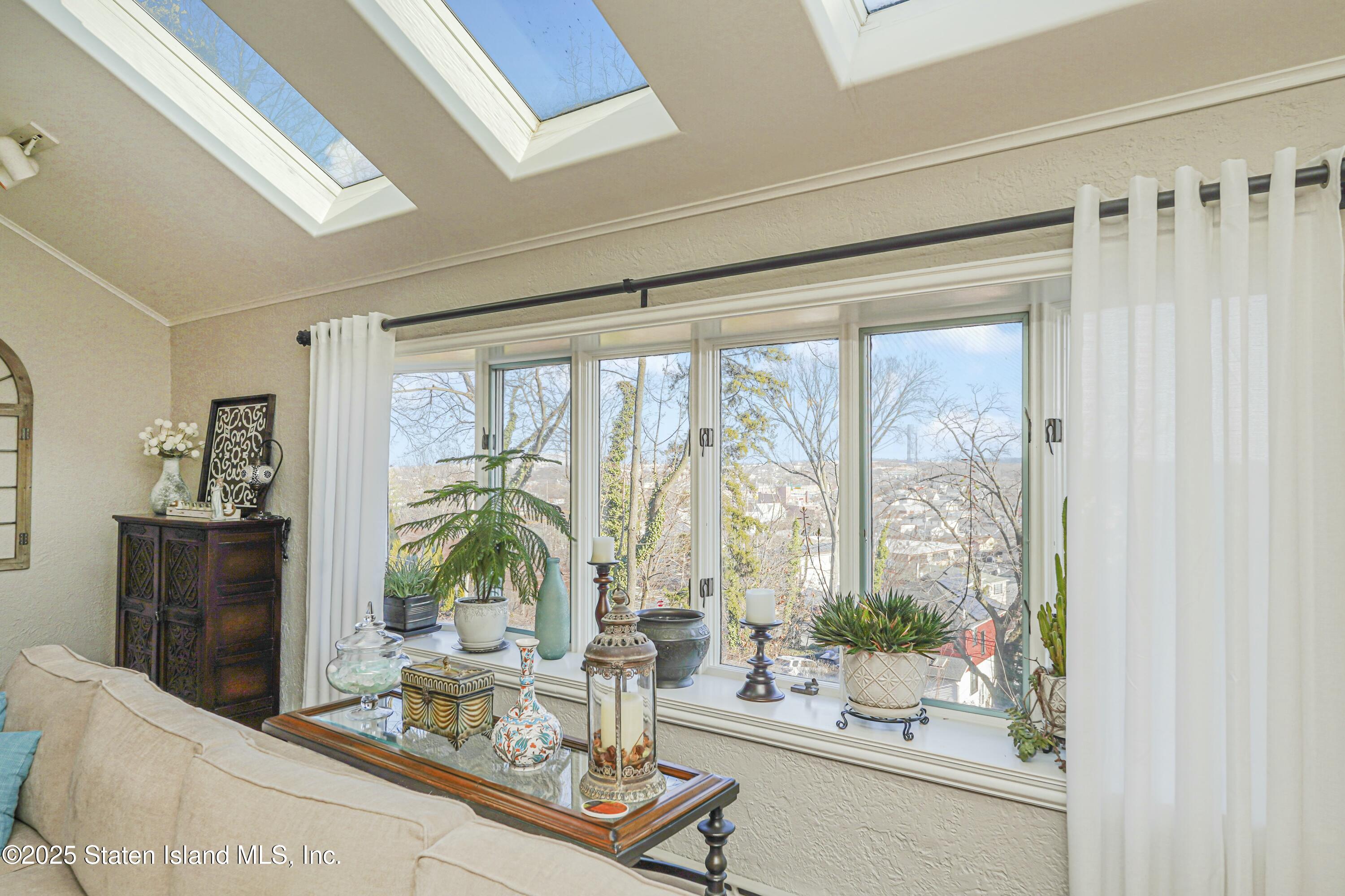 Staten Island, New York 10304, United States, 3 Bedrooms Bedrooms, ,3 BathroomsBathrooms,Residential,Pending,15294