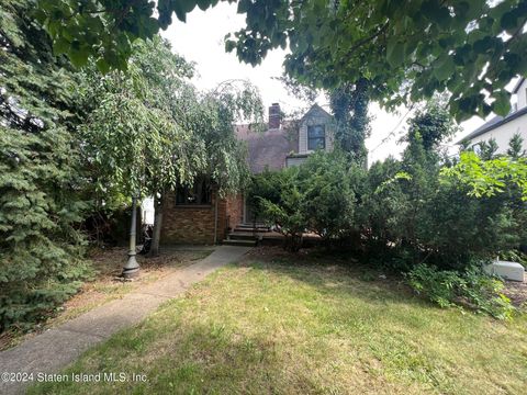 Photo of 16 Wheeling Avenue, Staten Island, NY 10309 (MLS # 2404398)