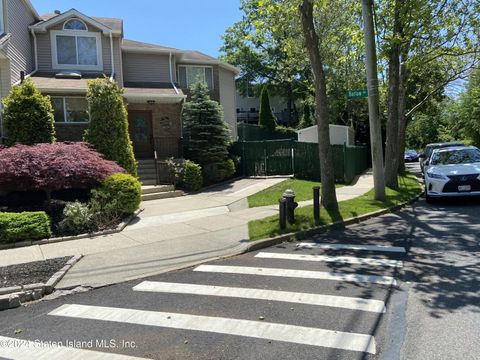 Photo of 784 Barlow Avenue, Staten Island, NY 10312 (MLS # 2403366)