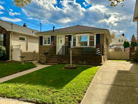 Photo of 32 Sterling Avenue, Staten Island, NY 10306 (MLS # 2506266)