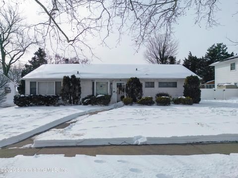 Photo of 34 Malone Avenue, Staten Island, NY 10306 (MLS # 2600571)