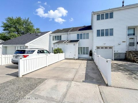 Photo of 141 Hampton Green, Staten Island, NY 10312 (MLS # 2602156)