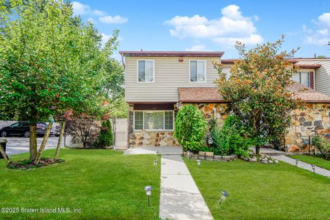 Photo of 25 Fuller Court #A, Staten Island, NY 10306 (MLS # 2504228)