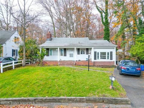 Photo of 267 Edinboro Road, Staten Island, NY 10306 (MLS # 2506732)