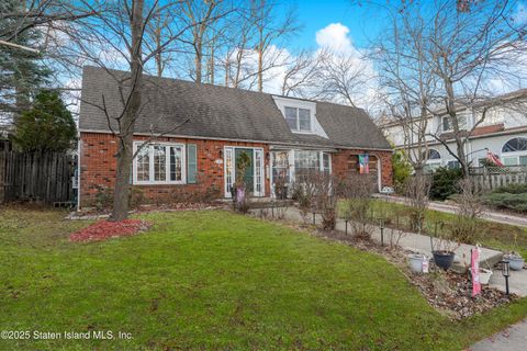 Photo of 485 Woodrow Road, Staten Island, NY 10312 (MLS # 2500211)