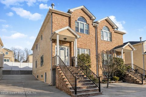 Photo of 67 El Camino Loop, Staten Island, NY 10309 (MLS # 2601253)