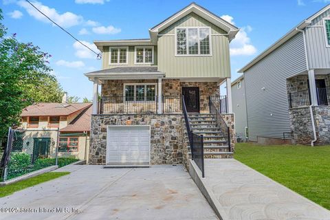 Photo of 19 Glenwood Avenue, Staten Island, NY 10301 (MLS # 2505517)