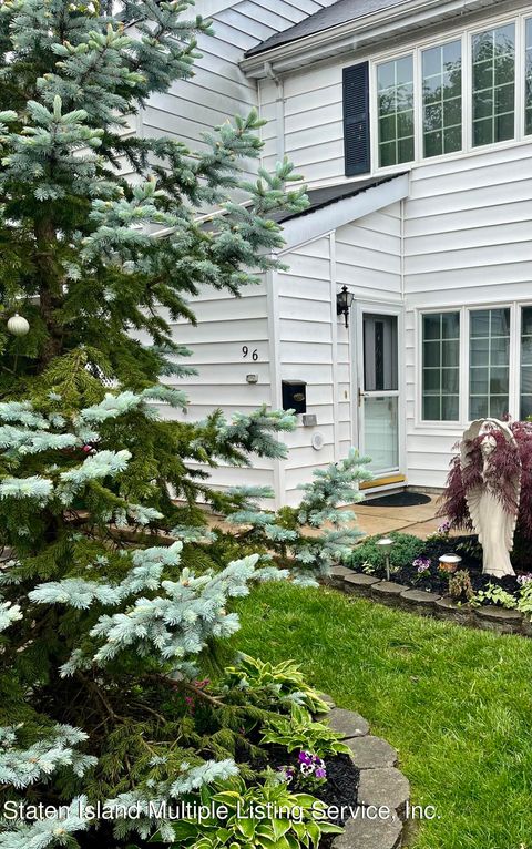 Photo of 96 Hampton Green, Staten Island, NY 10312 (MLS # 1162109)