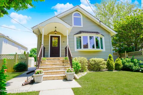 Photo of 39 Summit Avenue, Staten Island, NY 10306 (MLS # 2503077)