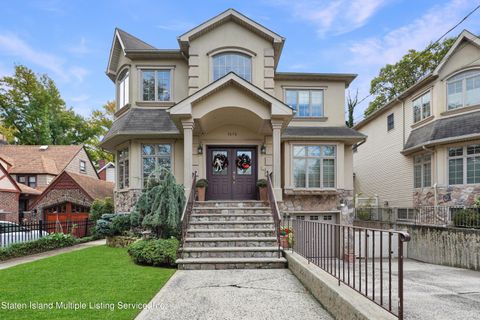 Photo of 5678 Amboy Road, Staten Island, NY 10309 (MLS # 1165053)