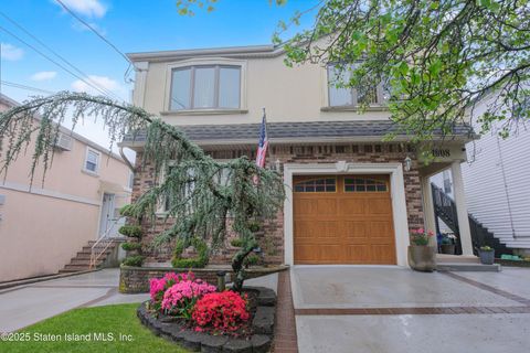 Photo of 1008 Rathbun Avenue, Staten Island, NY 10309 (MLS # 2502612)